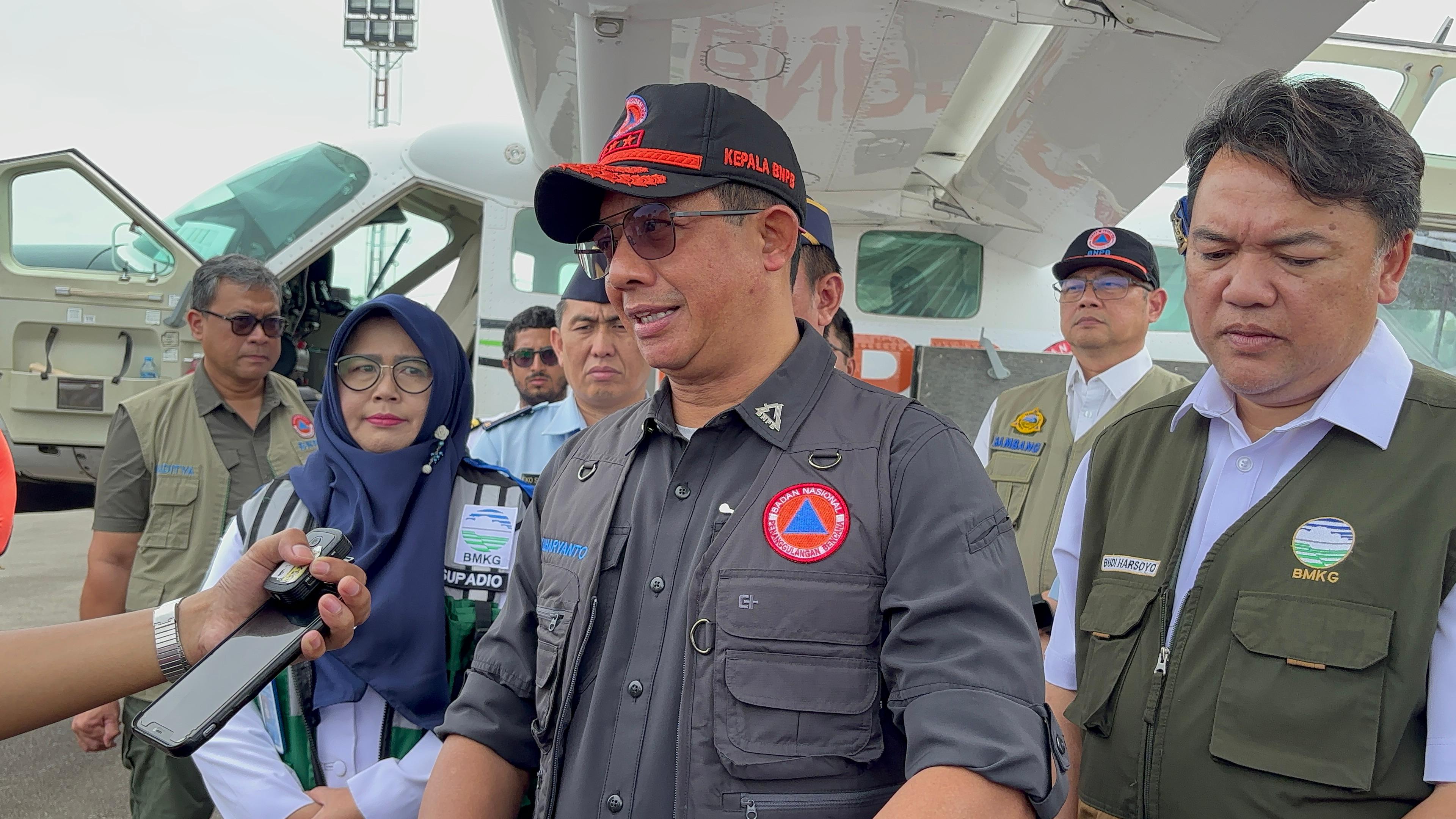 Foto: Kepala BNPB Tinjau Operasi Modifikasi Cuaca di Kalbar, Upaya Tekan Risiko Bencana Akibat Hujan | Pifa Net
