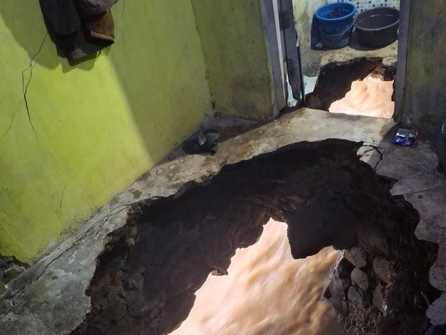 Foto: Ibu di Bandung Hilang Misterius Usai Lantai Kamar Mandi Jebol ke Sungai Cijagra | Pifa Net