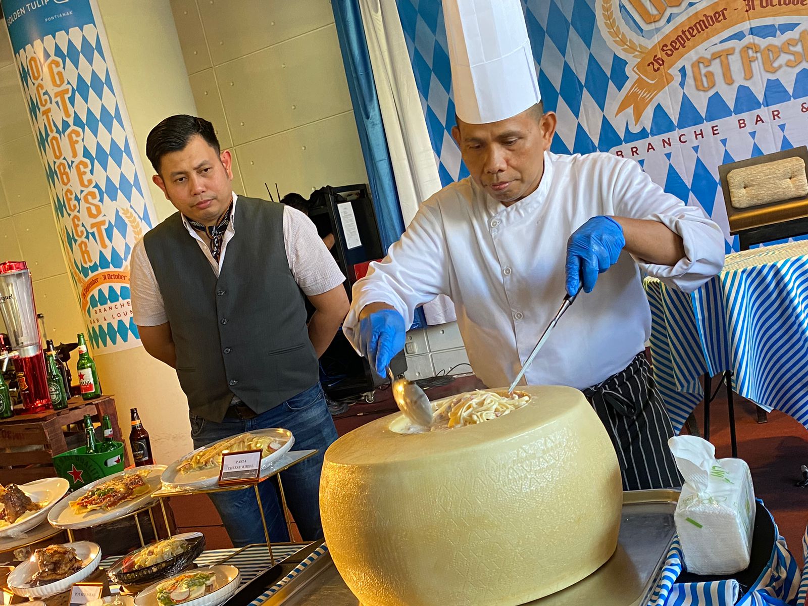 Foto: Mencicipi Pasta Cheese Wheel di Hotel Golden Tulip, Dimasak di Atas Keju Raksasa | Pifa Net