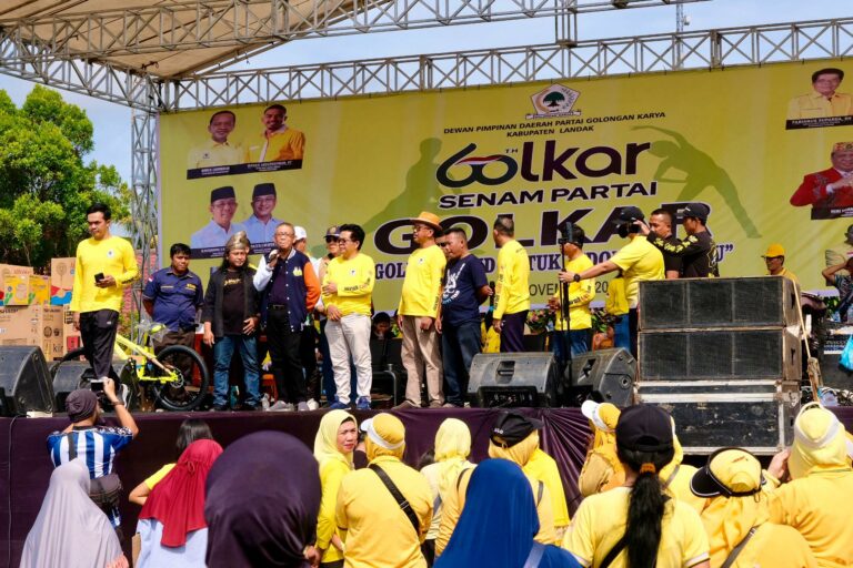 Foto: Sutarmidji Hadiri Senam HUT ke-60 Partai Golkar di Landak, Paparkan Program Unggulan | Pifa Net
