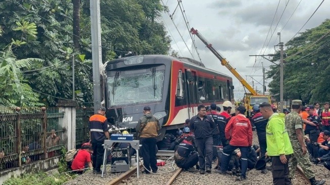 Foto: KA Bandara Soekarno-Hatta Tabrak Truk Trailer di Poris, Dua Tiang Listrik Roboh dan Kontainer Terseret 100 Meter | Pifa Net