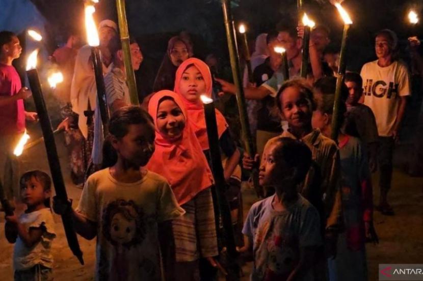 Penyintas Banjir di Aceh Timur Meriahkan Malam Takbiran dengan Pawai Obor dan Kembang Api. Antara