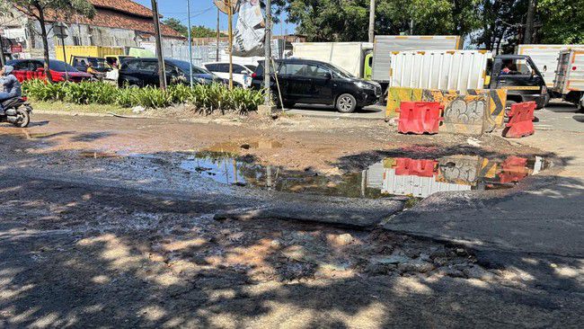 Foto: Warga Penjaringan Tambal Jalan Berlubang Secara Swadaya Usai Banyak Pengendara Terjatuh | Pifa Net