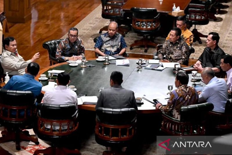 Presiden Prabowo Subianto memimpin rapat terbatas di kediaman pribadinya, Hambalang, Kabupaten Bogor, Jawa Barat, Minggu (8/3/2026) membahas program-program prioritas pemerintah bidang pendidikan dan 