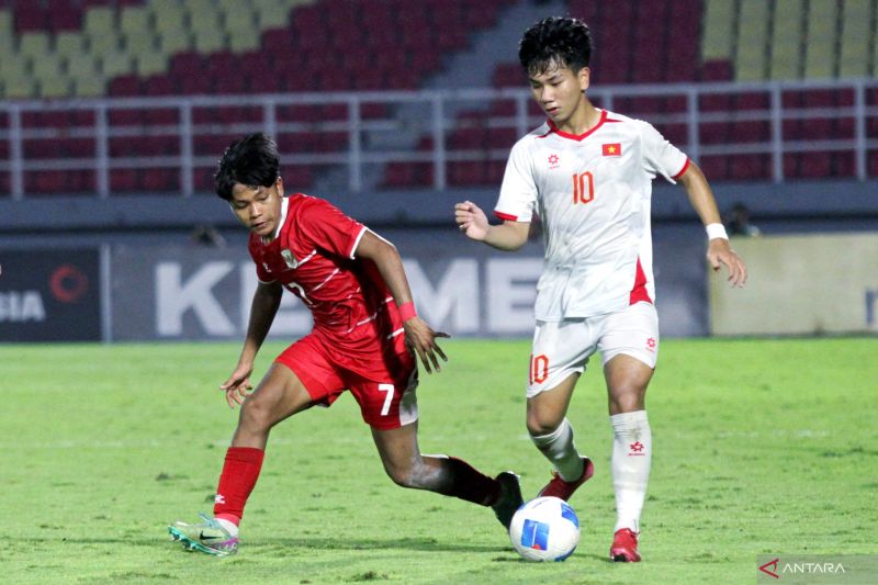 Pesepakbola Timnas Vietnam U-17 Ngoc Nguyen Luc Chu (kanan) berebut bola dengan pemain Indonesia Dava Yunna (kiri) saat pertandingan babak penyisihan terakhir Grup A Piala AFF U-17 2026 di Stadion Gel