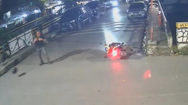 Foto: Detik-detik Aktivis KontraS Andrie Yunus Disiram Air Keras oleh Orang Tak Dikenal di Jakarta Pusat | Pifa Net