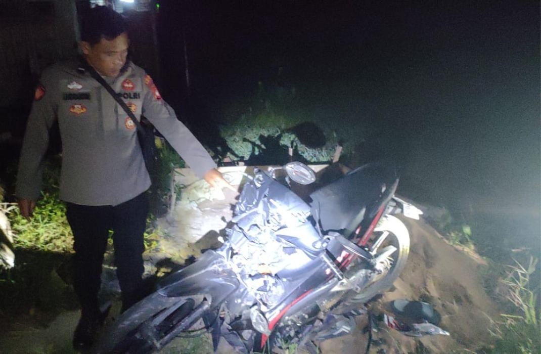 Foto: Pengendara Motor Tewas Tabrak Truk Trailer Parkir di Sungai Kakap | Pifa Net