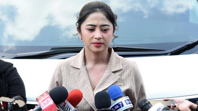  Dewi Perssik Marah Dikabarkan Meninggal, Siap Tempuh Jalur Hukum. Detik