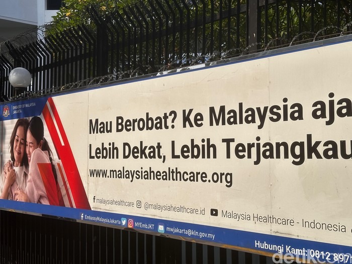 Foto: Viral Poster 'Berobat ke Malaysia Aja', Netizen: Faktanya Emang Seperti itu | Pifa Net