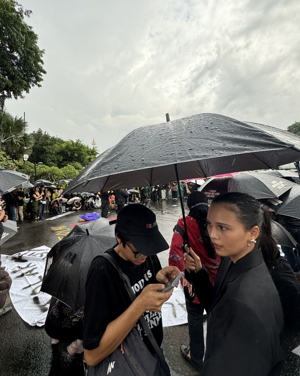 Foto: Lutesha Curi Perhatian di Aksi Tolak Revisi UU TNI di Monas | Pifa Net