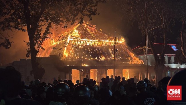 Foto: Gedung Negara Grahadi Terbakar, Massa Diduga Lakukan Penjarahan | Pifa Net