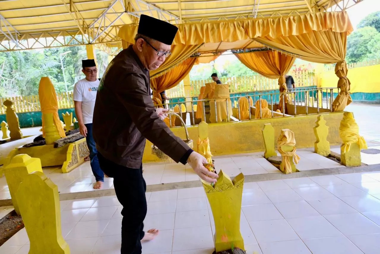 Momen saat Sutarmidji berziarah ke Makam Raja Tanjungpura, mengenang jasa persatuan Kalimantan Barat. (Dok. Tim Midji-Didi)