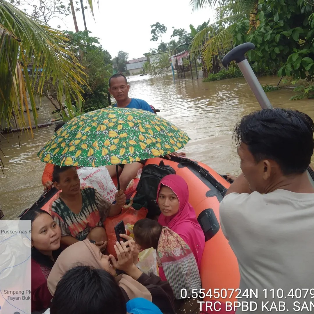 Foto: Banjir di Kalbar: Ribuan Warga Terdampak, 2 Anak Meninggal | Pifa Net