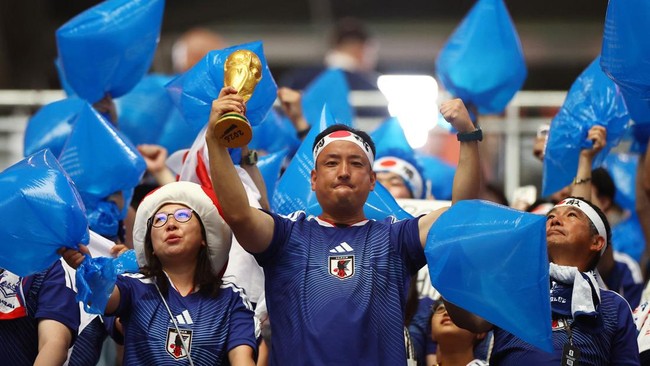 Foto: Viral, Suporter Jepang Kompak Punguti Sampah Stadion Usai Lawan Belanda | Pifa Net