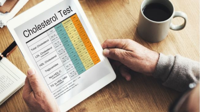 Ilustrasi tips mengatasi kolesterol tinggi. [Freepik/rawpixel]