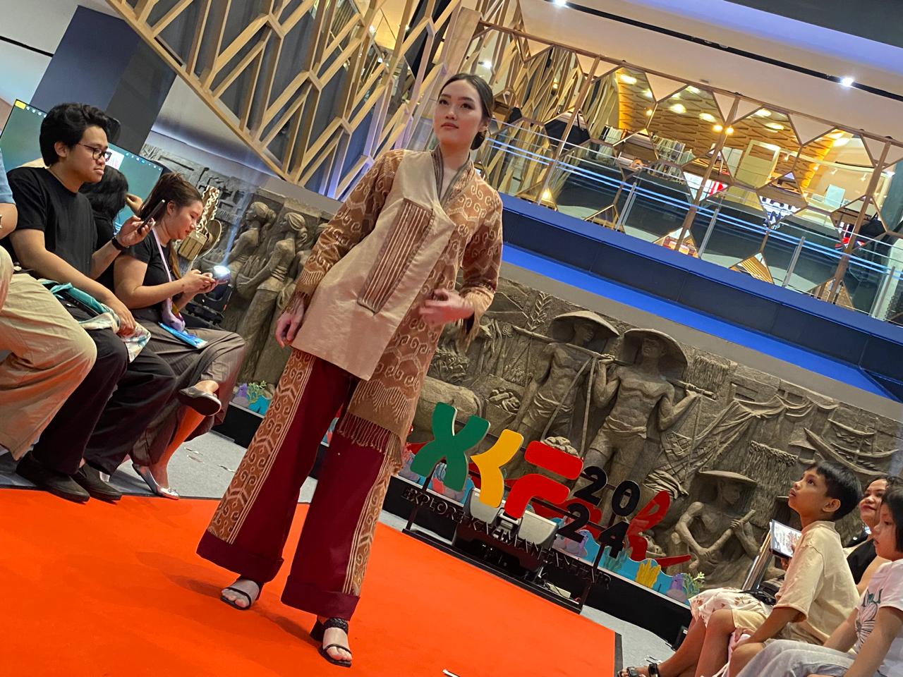 Foto: Kreasi Wastra Kalbar Karya Desainer Muda Pukau Pengunjung Sarinah Jakarta | Pifa Net