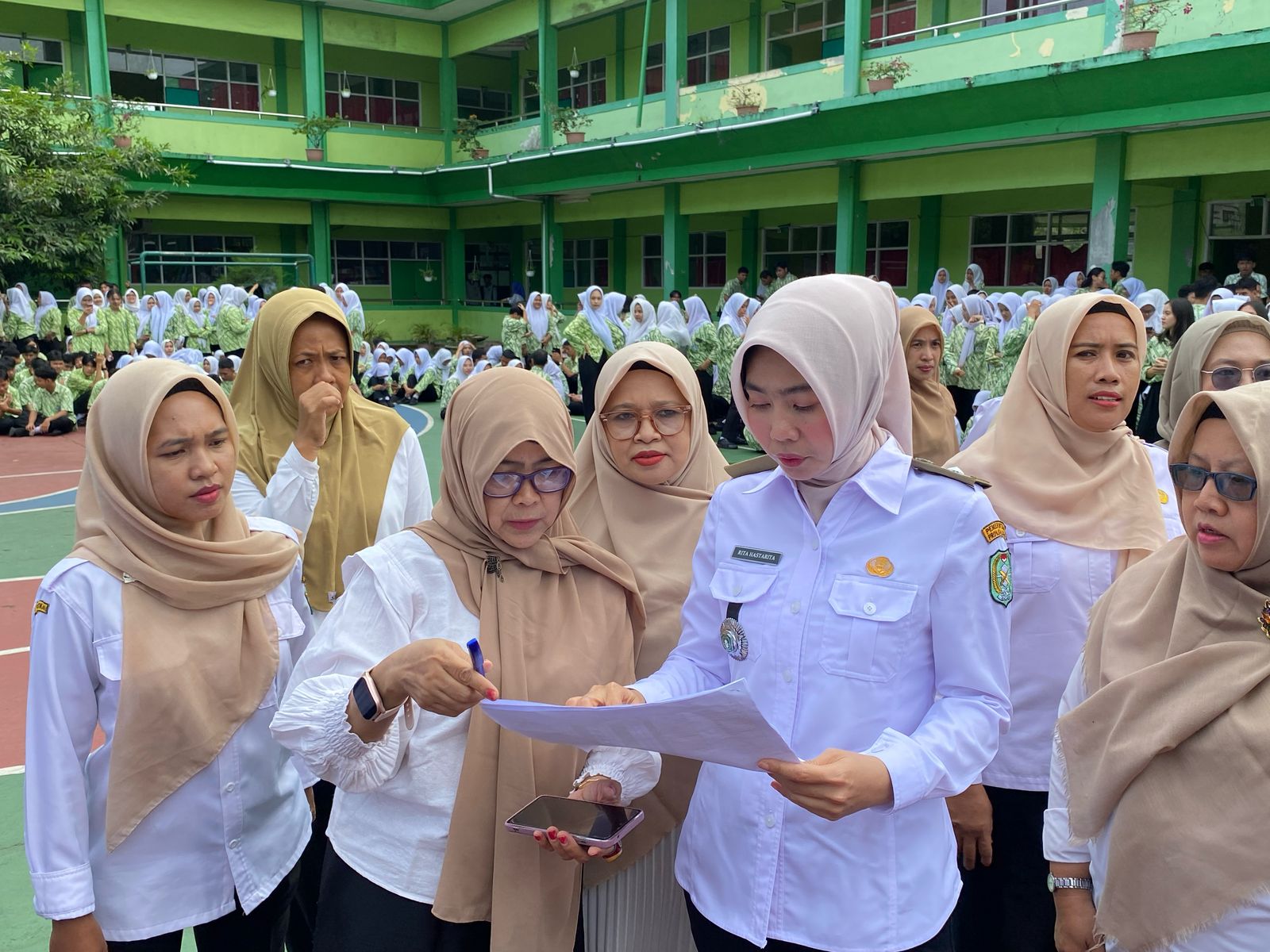 Foto: Rita Hastarita Sidak SMA di Pontianak, Temukan Guru Tidak Hadir di Hari Pertama Masuk Sekolah Usai Libur Lebaran | Pifa Net