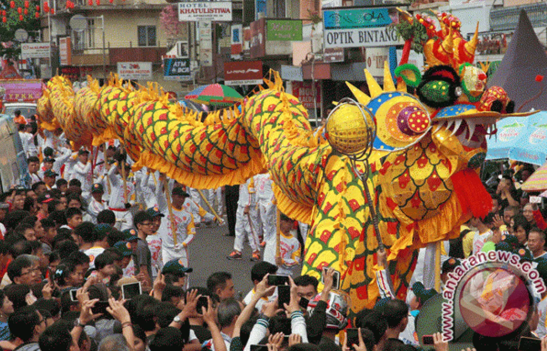 Foto:  Antusiasme Warga Parit Baru Membuat Naga untuk Cap Go Meh | Pifa Net