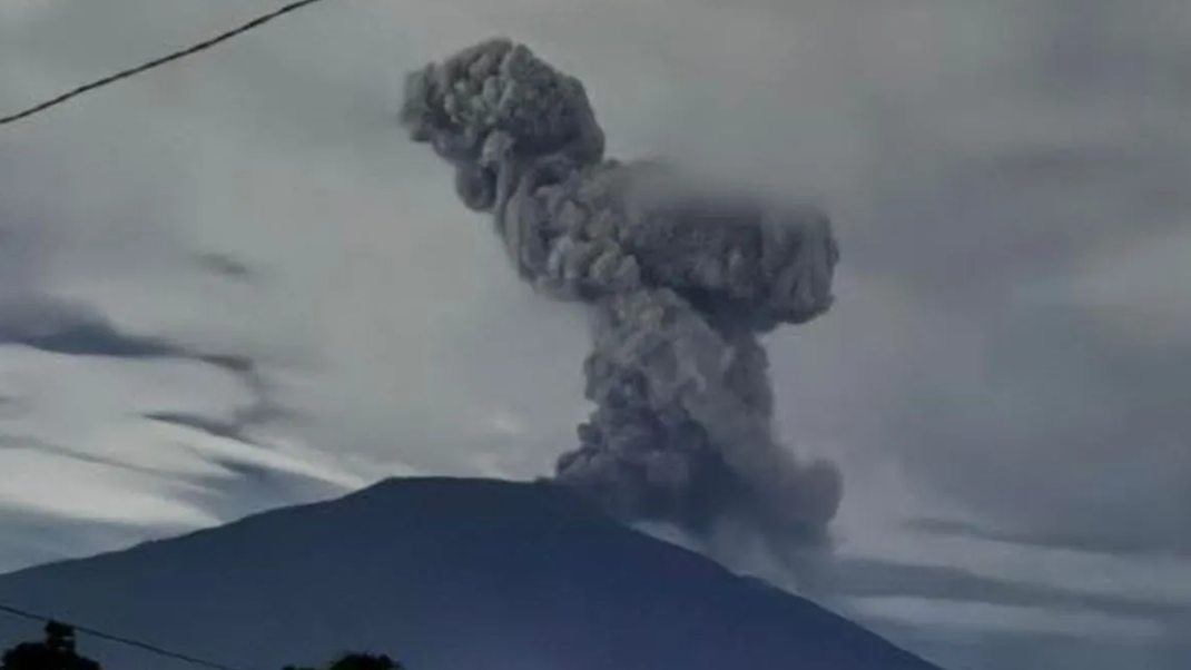 Foto: Gunung Marapi Erupsi Lagi, Warga Panik Dikejutkan Suara Dentuman di Malam Hari | Pifa Net