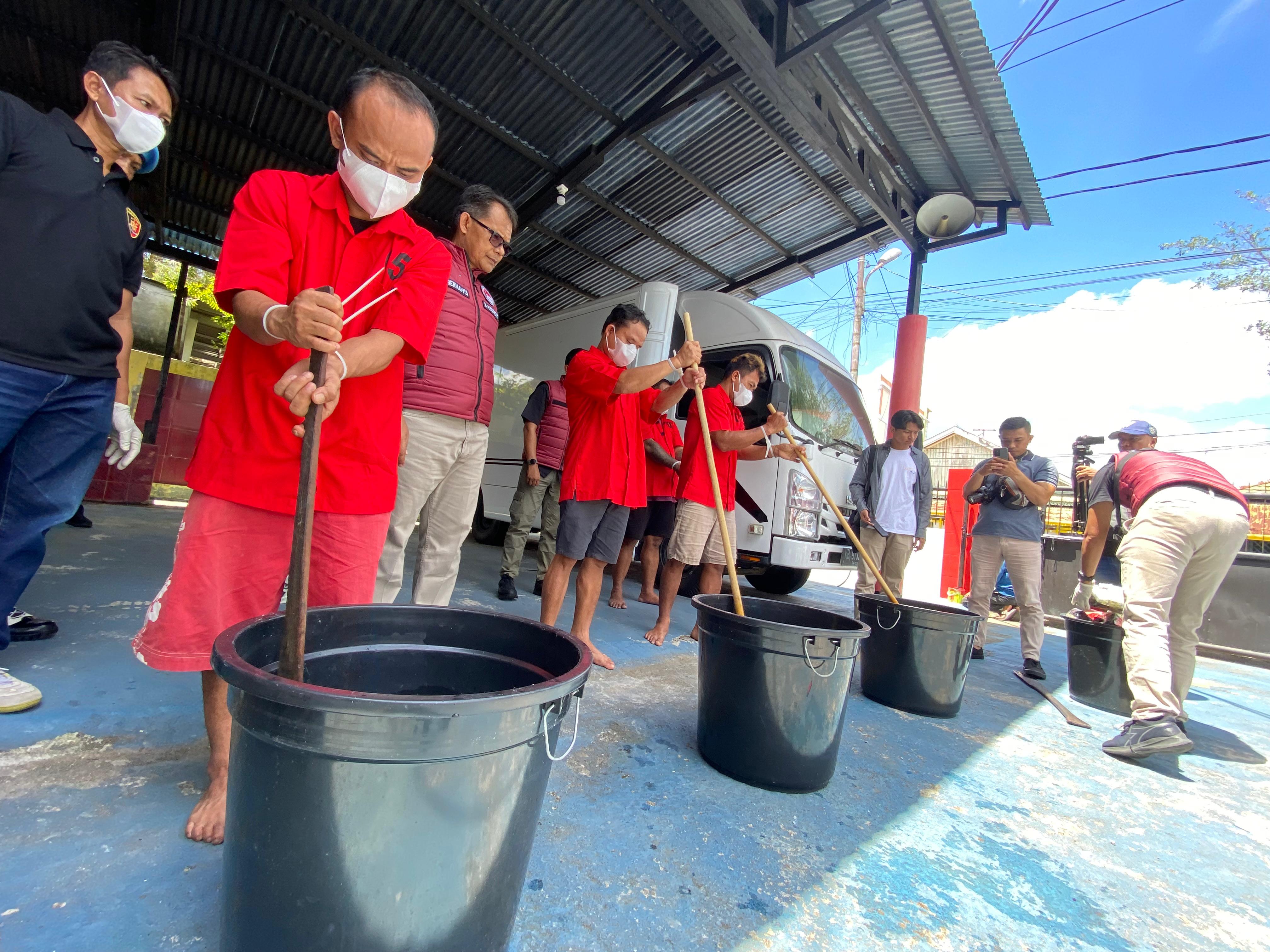 Foto: Polda Kalbar Tangkap 4 Kurir Narkoba Bawa 20 Kg Sabu, Tergiur Upah 1500 Ringgit dari Bandar Malaysia | Pifa Net