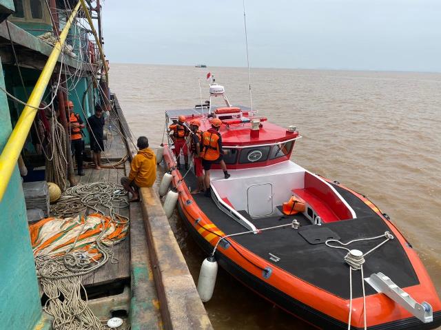 Foto: Kapal KM Karya Sampurna 7 Tenggelam di Perairan Sungai Kakap, Dua Penumpang Belum Ditemukan | Pifa Net