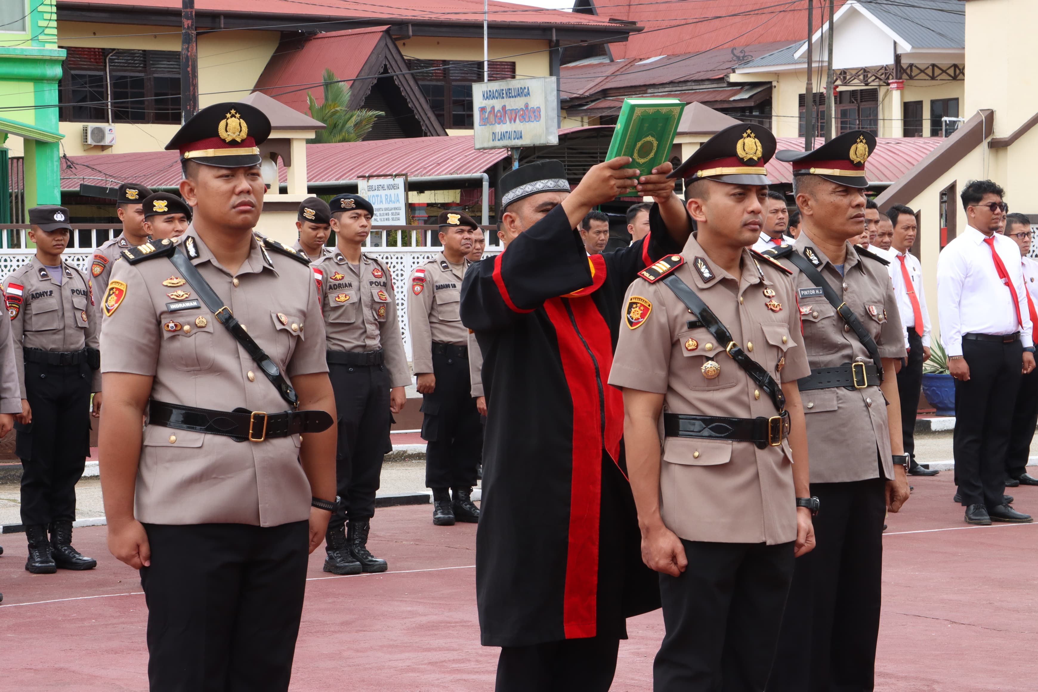Foto: Polres Sanggau Gelar Serah Terima Jabatan, Sejumlah Pejabat Dimutasi | Pifa Net