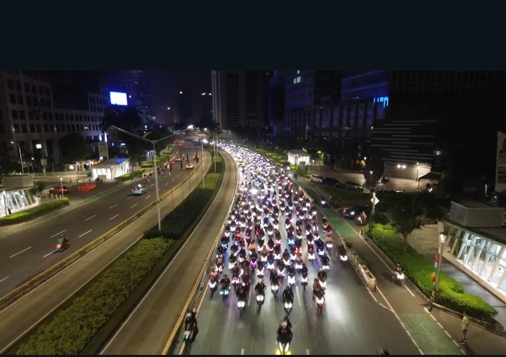 Foto: Jakarta Bergetar, Ribuan Biker AEROX Banjiri Ruas Jalan Kota di Malam Hari | Pifa Net