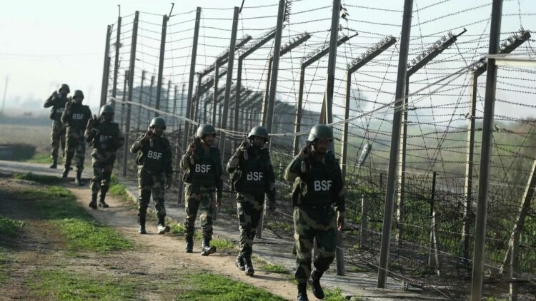 Foto: Baku Tembak India-Pakistan di Perbatasan Kashmir Berlanjut Hingga Hari Keempat | Pifa Net
