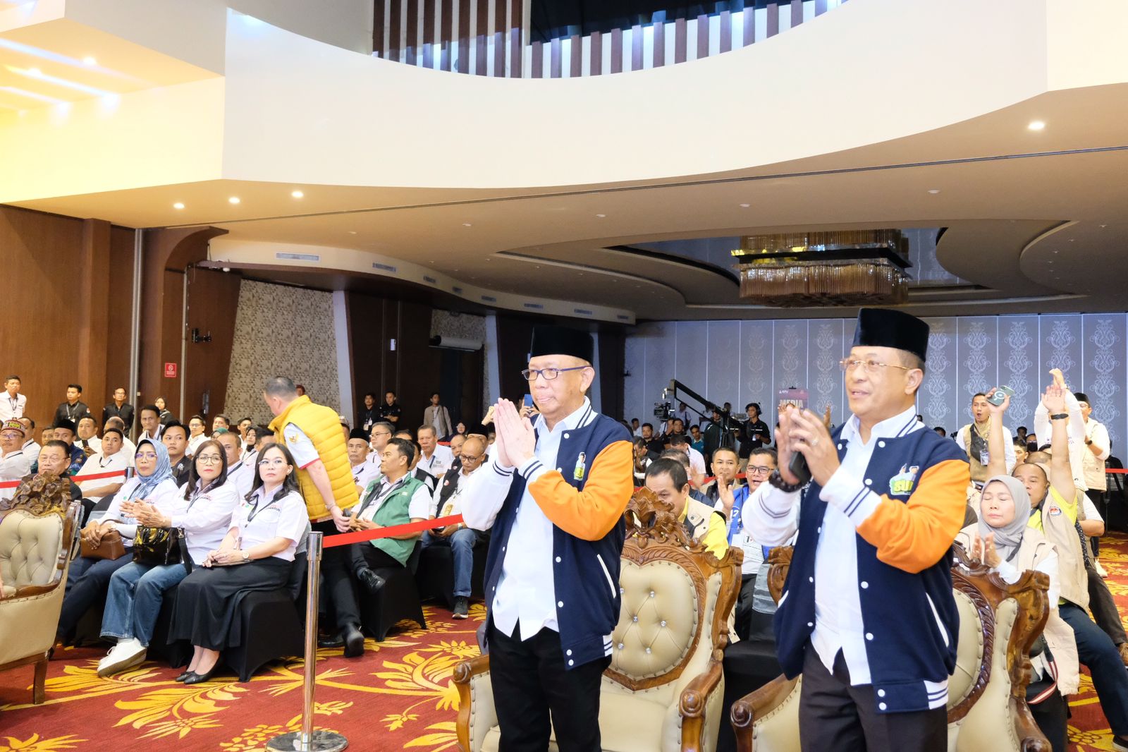 Foto: Kompak dengan Kopiah Hitam, Midji-Didi Ungkap Visi Pembangunan di Debat Pilkada Kalbar | Pifa Net