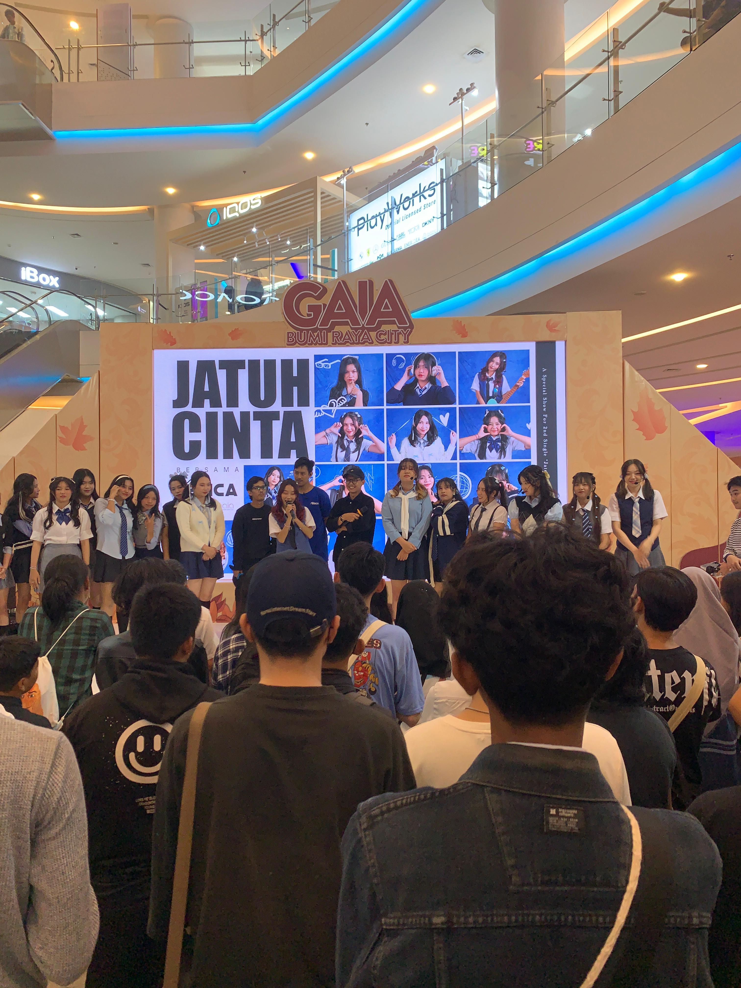 Foto: Seica, Idol Grup asal Pontianak Suguhkan Kisah Cinta Remaja Lewat Music Video 'Jatuh Cinta Berulang Kali'  | Pifa Net