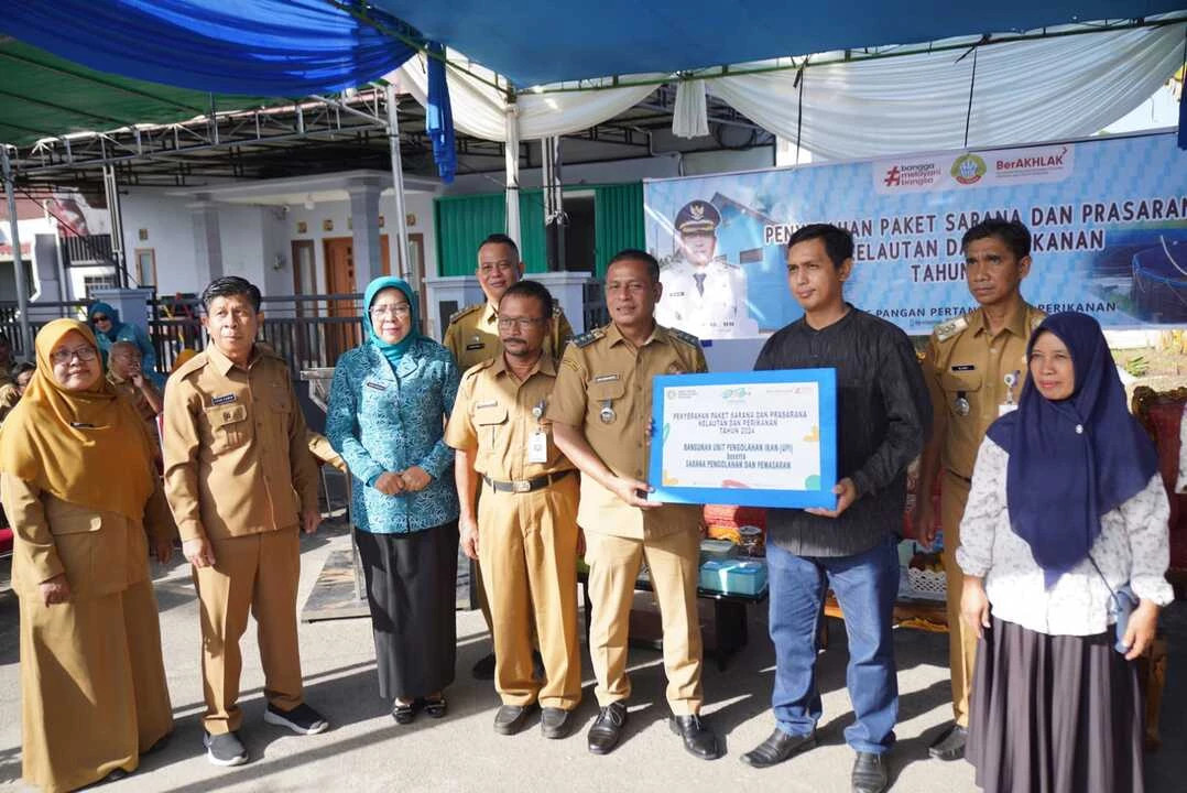 Foto: Pontianak Salurkan 14 Paket Bantuan Sarpras Perikanan untuk Nelayan | Pifa Net