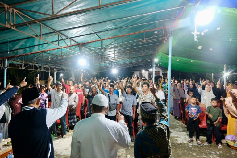 Foto: Sutarmidji dan Didi Haryono Dapat Dukungan dari Warga Desa Sapak Hulu Trans, Sambas | Pifa Net