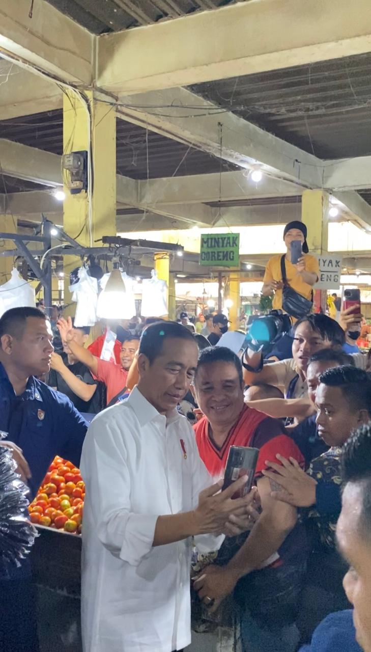 Foto: Blusukan ke Pasar Mawar Pontianak, Presiden Jokowi Pamit dan Minta Maaf ke Warga | Pifa Net