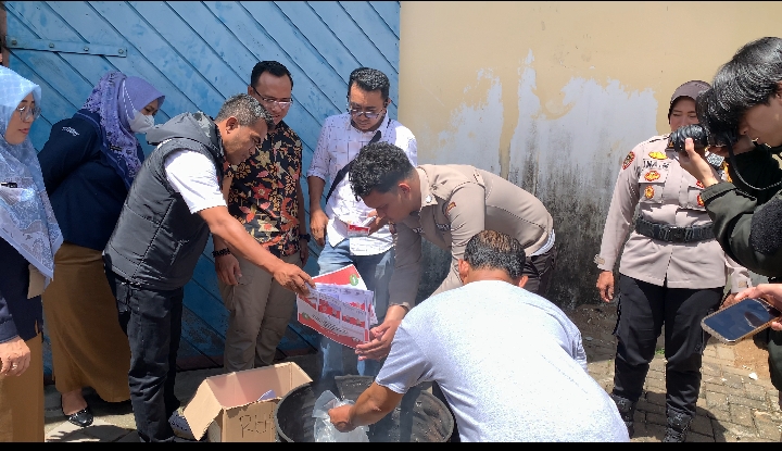 Foto: KPU Pontianak Musnahkan Ratusan Surat Suara Rusak dan Berlebih Pilkada 2024  | Pifa Net