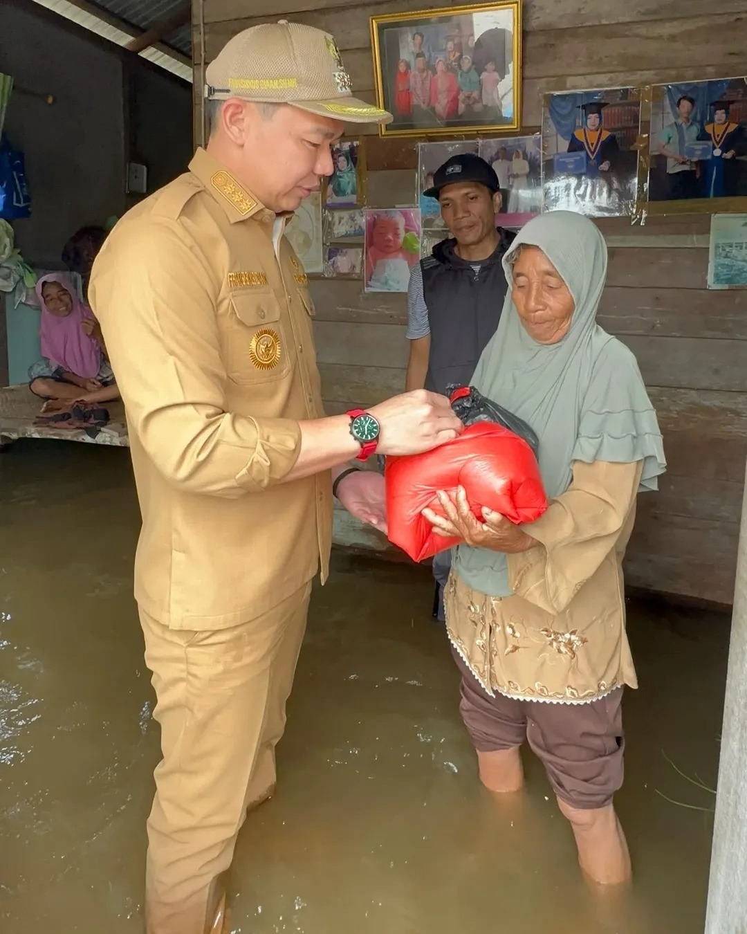 Foto: Bupati Fransiskus Diaan Tinjau Langsung dan Salurkan Bantuan untuk Korban Banjir di Kapuas Hulu | Pifa Net