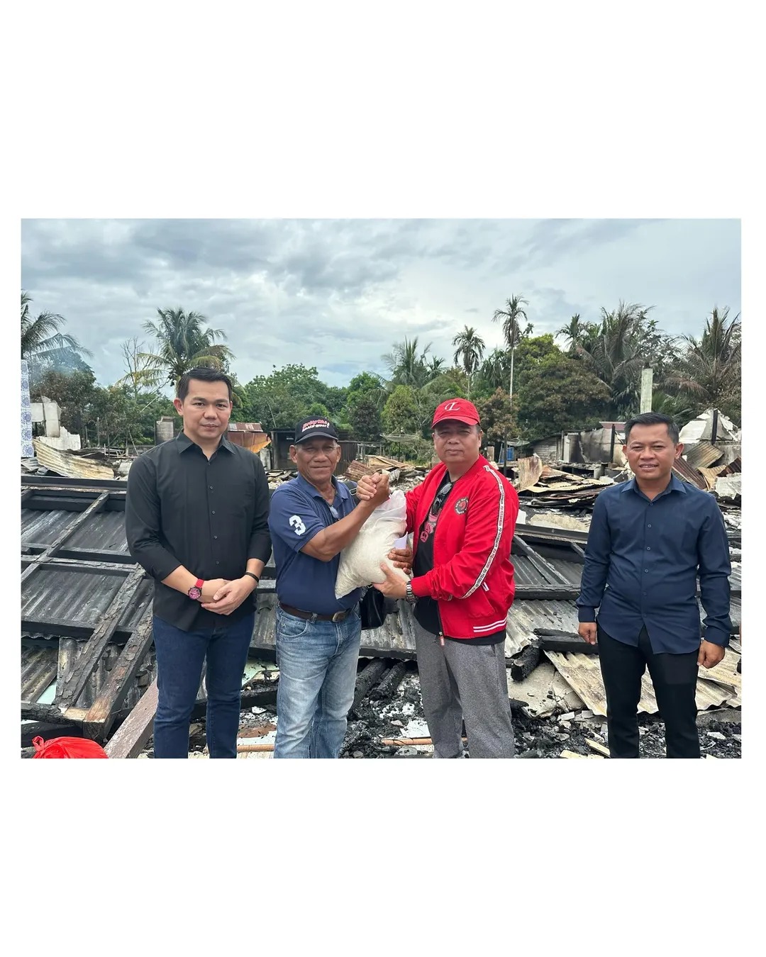 Foto: Bupati Kapuas Hulu Dampingi Ketua Komisi V DPR RI Serahkan Bantuan untuk Korban Kebakaran Rumah Betang Kekurak | Pifa Net