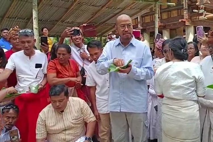 Foto: Pandji Pragiwaksono Jalani Sanksi Adat Toraja, Dihukum 1 Babi dan 5 Ayam | Pifa Net