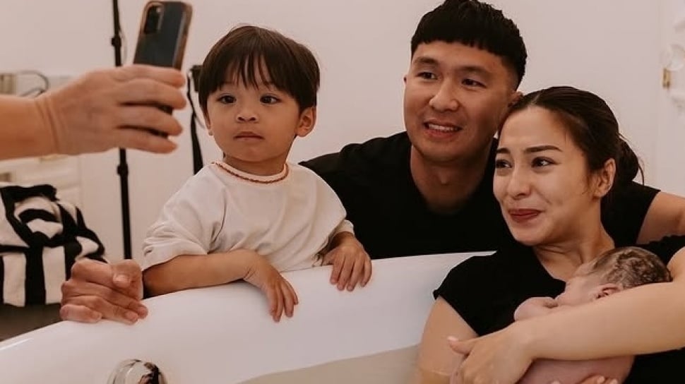 Foto: Mengenal “Water Birth” Metode Melahirkan yang Digunakan Nikita Willy, dan Berapa Biayanya? | Pifa Net