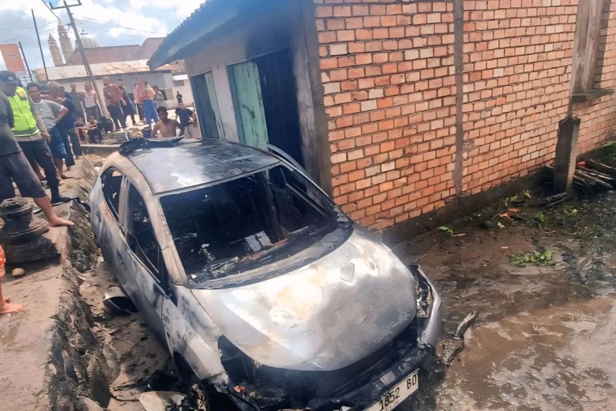 Foto: Mobil Pemudik Terjun ke Parit dan Terbakar di OKU Timur, Seluruh Penumpang Selamat | Pifa Net