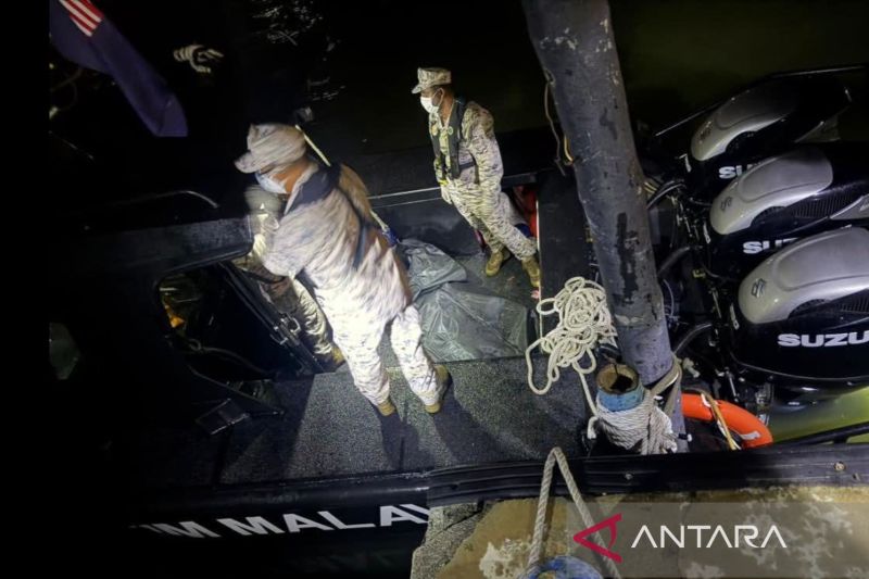 Sejumlah petugas Malaysia dalam upaya pencarian WNI korban kapal tenggelam di Perak, Malaysia. ANTARA/HO-Agensi Penguatkuasaan Maritim Malaysiad
