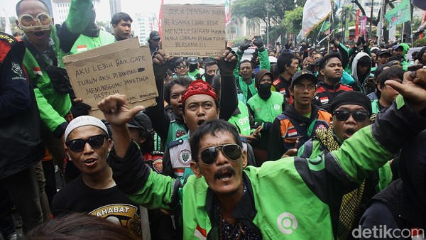 Foto: Ribuan Driver Ojek Online Demo Serentak Hari Ini, Layanan Ojol Lumpuh di Berbagai Kota | Pifa Net