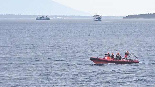 Foto:   Kisah Heroik Nelayan Jembrana Selamatkan Korban KMP Tunu, Seorang Anak Peluk Jasad Ayahnya | Pifa Net