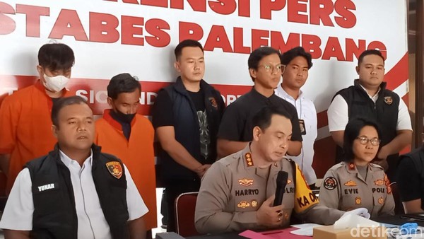 Konferensi pers Agus dari Palembang, guru ngaji yang cabuli muridnya. (detikcom)
