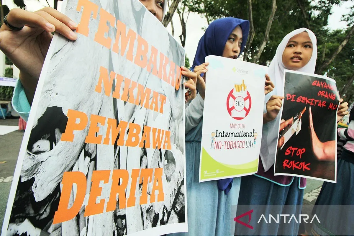 Ilustrasi - Sejumlah remaja melakukan aksi kampanye bahaya merokok. (ANTARA FOTO/Didik Suhartono)