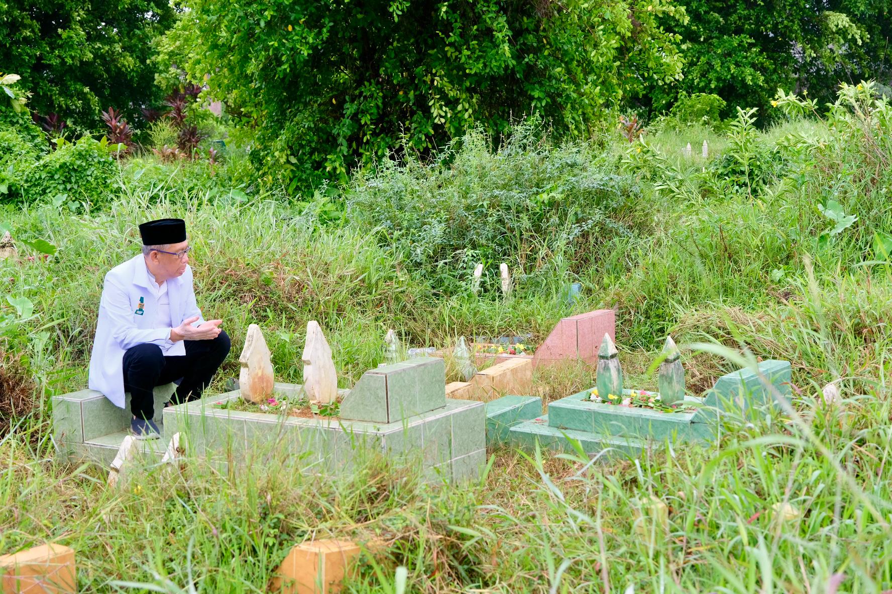 Foto: Doa di Pusara Orang Tua, Sutarmidji Tutup Kampanye dengan Haru | Pifa Net