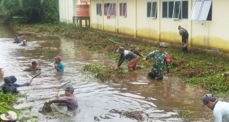 Foto: Masyarakat Bersihkan Sungai di Desa Pipiteja Sambas untuk Cegah Banjir | Pifa Net