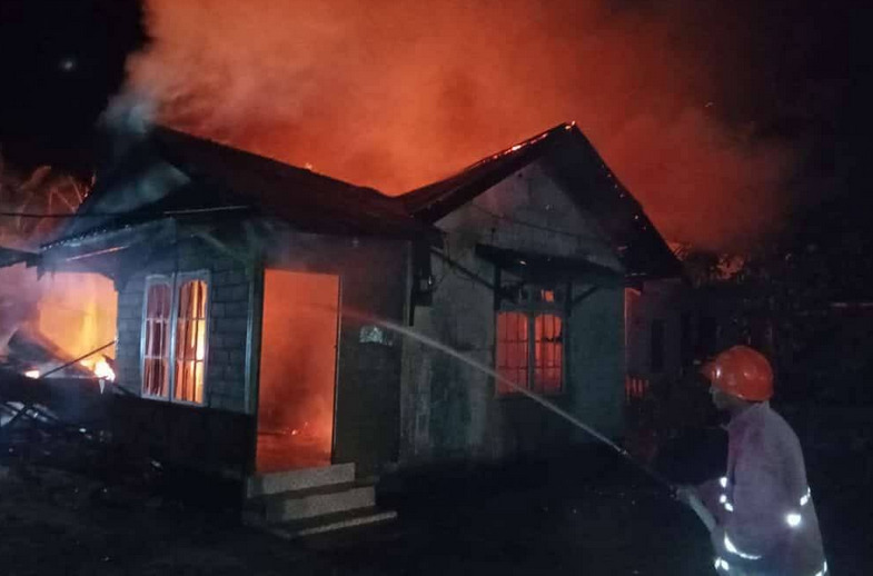 Foto: Kebakaran Hebat di Ketapang: Nenek Lumpuh Selamat dari Kepungan Api | Pifa Net