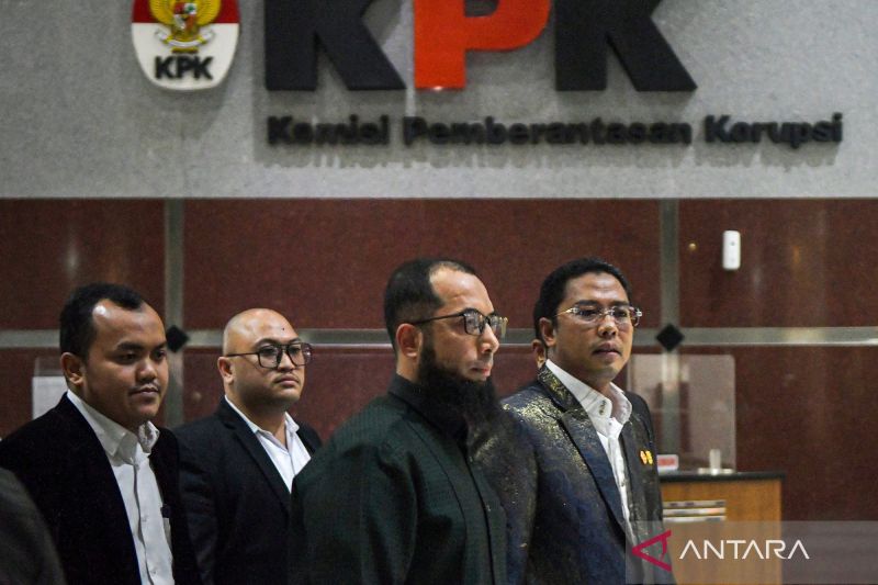 Foto: Khalid Basalamah Mengaku Tak Tahu Aliran Dana ke Pejabat Kemenag dalam Kasus Kuota Haji | Pifa Net