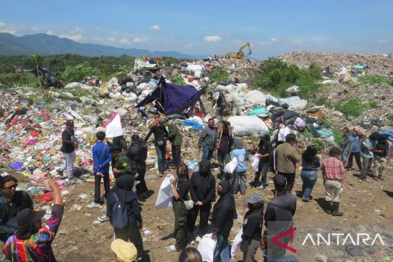 Foto: Aksi Hari Bumi, Mapala Jember Olah Sampah TPA Pakusari Jadi Pupuk Kompos | Pifa Net