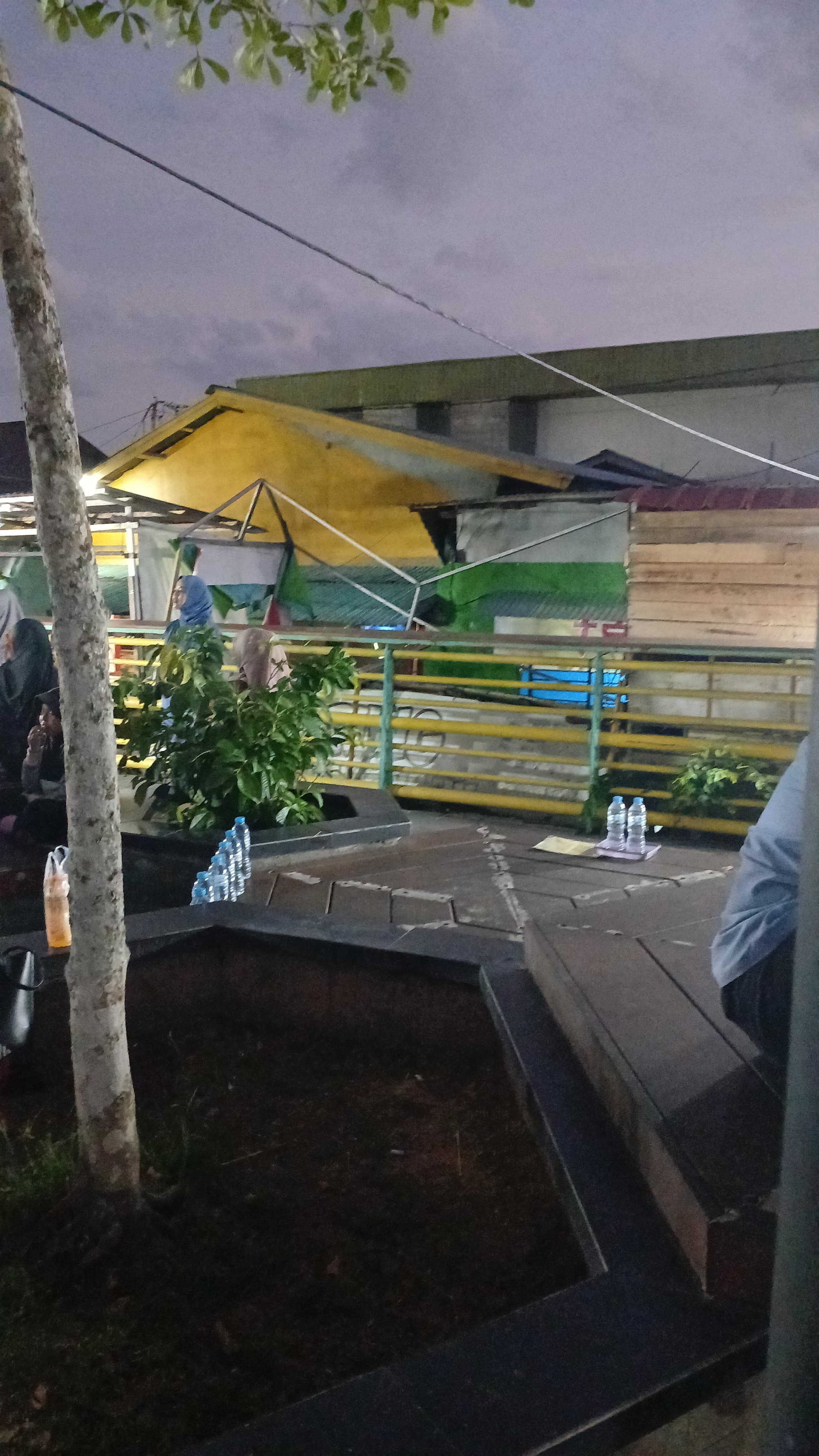 Foto: Viral PKL Kuasai Kursi Publik di Waterfront Pontianak, Edi Rusdi Kamtono Angkat Bicara | Pifa Net